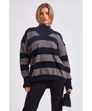 Mejora tu estilo de moda con nuestro jersey extragrande de rayas anchas. Con un elegante diseño de rayas anchas grises, este jersey irradia estilo y comodidad sin esfuerzo. Perfecto para cualquier ocasión, este jersey de gran tamaño te mantendrá luciendo a la moda y sintiéndote cómoda.