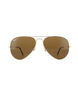 Ray-Ban Zonnebril Aviator 3025 Goud bruin gepolariseerd 001/57 werden oorspronkelijk ontworpen in 1936 voor Amerikaanse militaire piloten en sindsdien een van de meest iconische zonnebril-modellen ter wereld werden. Het tijdloze ontwerp wordt gekenmerkt door het dunne metaaldraadframe, grote traanvormige lenzen en fijne metalen tempels met siliconen tips en neuskussens voor een aangepaste en comfortabele pasvorm. Dit klassieke model is verkrijgbaar in verschillende maten en een scala aan kleur.