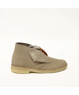 Especificaciones: Zapatos de vestir en gamuza de primera calidad, con la icónica suela de crepé de origen sustentable y etiqueta de cuero con el logo de Clarks grabado Parte superior: Gamuza Cordones: Con cordones Tipo de suela: Suela con tacón elevado