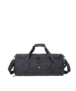 Bolsa de viaje unisex. El cierre es con cremallera. Los bolsillos internos son uno con cremallera. Hay dos bolsillos externos con cremalleras. La correa para el hombro es ajustable y extraíble. El asa es doble en tela y poliéster. Hay tres compartimentos internos. El material exterior es poliéster. Internamente está forrado en poliéster. Medidas: 53x27x28 cm. Producto de moda
