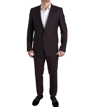 Traje de dos piezas 100% auténtico de Dolce & Gabbana  
Modelo: MARTINI  
Color: Marrón  
Estilo: Traje de dos piezas de un solo botón; incluye blazer y pantalones  
Cierre: Cierre de dos botones  
Ajuste: Corte Slim  
Dos bolsillos interiores  
Una abertura en la parte posterior  
Cierre de cremallera en los pantalones de 3 vías  
Hecho en Italia  
Material: 88% lana virgen, 12% seda  
Forro: 100% viscosa  
Material: 88% lana virgen, 12% seda