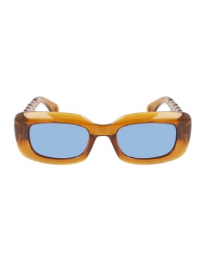Gafas de sol LNV629S con montura de acetato.

Forma y diseño:
- Estas gafas Lanvin tienen una silueta rectangular.

Material de la montura:
- La montura de estas gafas está fabricada en acetato, un material plástico.
- El acetato proporciona durabilidad, flexibilidad y un acabado liso a la montura.

Patillas de acetato:
- Las patillas también están hechas de acetato, a juego con el material de la montura.
- El acetato en las patillas las hace livianas y cómodas de llevar.

Detalles de la marca:
- Grabado de la marca Lanvin en las patillas.
- Estos elementos de diseño ayudan a identificar claramente el modelo como parte de la colección de gafas Lanvin.

Lentes:
- Los lentes son de alta calidad.
- Estos lentes proporcionan una excelente protección UV y una visión nítida y clara.
 Medidas: Ancho lente: 50 mm. Puente: 20 mm. Patillas: 140 mm.
 Composición: Acetato
 Cuidados:
Utiliza un paño de microfibra suave y limpio para limpiar tus gafas de sol. Este tipo de paño no rayará los lentes.
Evita usar productos de limpieza abrasivos, detergentes, alcohol o acetona, ya que pueden dañar los lentes y los tratamientos antirrefleja
