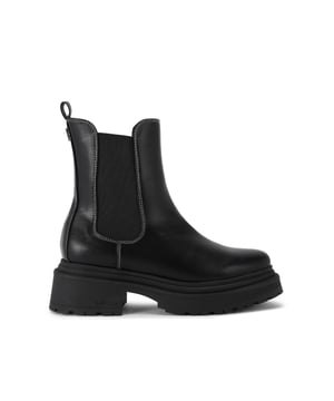 This Collide is a Chelsea boot elevated with chunky black sole. The upper is accented with white stitching and a silver Icon C stud at the back of the ankle.