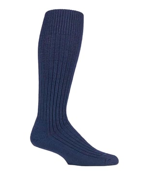 Inspirados en las Fuerzas Armadas y en la fuerza que representan, estos calcetines de bota están hechos para ofrecer durabilidad, protección y el máximo confort. La duradera mezcla de lana contiene fibras naturales y modernas que aportan calidez, comodidad y, por supuesto, durabilidad. Estos calcetines tienen nervaduras de contorno que se amoldan a la curva natural del pie para reducir el apelmazamiento. También tienen un ajuste mejorado y un pie acolchado que ayuda a mantener todo cómodo y en su sitio, independientemente de la actividad que realices al aire libre. Incluso cuentan con un refuerzo en el talón y la puntera para mayor resistencia, durabilidad y, lo que es más importante, sujeción del arco del pie. Como ya hemos dicho, estos calcetines son largos, lo que te proporcionará más calor y protección contra los elementos. Estos calcetines están hechos de 64% acrílico, 24% lana y 12% poliéster, son de tamaño de los hombres 7-11 Reino Unido y vienen en 3 colores diferentes que incluyen - Negro, azul marino y verde. Se pueden lavar a máquina. La familia Castro lleva más de 50 años tejiendo calcetines de la mejor calidad en su fábrica familiar de la histórica ciudad de Guimaraes, en el norte de Portugal. Los años de experiencia y trabajo duro del Señor Castro nos han permitido crear el Calcetín Largo de Acción Militar SockShop Country Pursuit.