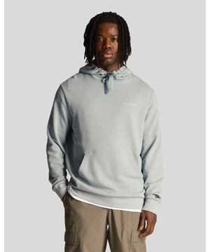 La sudadera con capucha Lyle & Scott Loopback bordada está hecha de 100% algodón, con un forro de algodón cepillado loopback de tacto suave, la mezcla perfecta de calidad y comodidad. - Azul pizarra - 100% algodón BCI - Bolsillo canguro en forma de pentágono - Puños y dobladillo acanalados - Tejido loopback de 320 gsm - Logo bordado en contraste de Lyle & Scott en script.