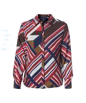 Die Bluse mit Jade-Print ist ein modernes Modell, das sich durch sein lebendiges und farbenfrohes Muster auszeichnet. Dieser grafische Druck kombiniert verschiedene Farbtöne wie Rot, Braun, Weiß und Marineblau, was zu einem modernen und trendigen Look führt. Mit Reverskragen und gerader Passform sorgt die Bluse für eine angenehm lockere Silhouette. Klassische Details wie die schmale Paspelierung an der Rückenpasse, zwei flache Falten und das Mart Visser-Metalletikett auf der Rückseite tragen zum edlen Look der Bluse bei. Mit ihrer hüftlangen Länge ist die Jade Print Bluse ein vielseitiges Kleidungsstück, das sich nahtlos mit verschiedenen Unterteilen kombinieren lässt. Der auffällige Print, der Stehkragen und die gerade Passform machen die Jade Print Bluse für verschiedene Anlässe geeignet und verleihen Ihrem Outfit eine farbenfrohe Note und stilvolle Note. Durch die Verwendung von recyceltem und hochwertigem Polyester ist diese Bluse nicht nur modisch, sondern auch nachhaltig. Kombinieren Sie die Jade Print-Bluse mit dem zeitlosen Marineanzug von Mart Visser, bestehend aus der Zana-Hose und dem Zaar-Blazer, für einen zeitgemäßen und stilvollen Look. Ergänzen Sie das Outfit mit Pumps oder Stiefeletten für einen raffinierten und professionellen Look. Alles in allem ist die Kombination der Jade Print-Bluse mit dem marineblauen Anzug von Mart Visser eine wunderbare Wahl. Das Zusammenspiel von Mustern, Farben und Stilen ergibt ein harmonisches Ganzes, das Ihnen mühelos einen stilvollen Look verleiht.