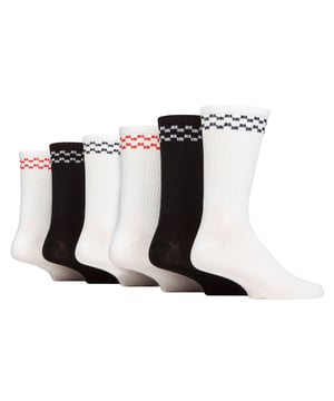 Klassiek is niet voor niets klassiek, en deze sokken belichamen de essentie van klassiek design. Deze sportsokken voor heren zijn gemaakt om de tand des tijds te doorstaan, met de nadruk op zowel vorm als functie, en bieden een tijdloze esthetiek die modetrends overstijgt. Deze sokken zijn ontworpen voor atleten die prioriteit geven aan een gestroomlijnde pasvorm en bieden een gereduceerde bulk die zorgt voor een nauwsluitend en lichtgewicht gevoel in uw sportschoenen en sportschoenen. De katoenrijke stof garandeert zachtheid tegen je huid, waardoor je comfortabel en gefocust blijft tijdens je trainingen. Met hun fijne constructie zorgen deze sokken voor extra ademend vermogen, waardoor frisse lucht kan circuleren en je voeten koel en fris blijven. Deze sokken zijn voorzien van volledig geribde en elastische pijpen die zorgen voor een veilige en comfortabele pasvorm. Met hun klassieke dubbele sportstreepdesign zorgen deze sokken niet alleen voor een tijdloze en sportieve look, maar voegen ze ook een vleugje flair toe aan je actieve outfit. Gemaakt voor langdurige prestaties en ontworpen met versterkte tenen en hielen om de ontberingen van uw actieve levensstijl te weerstaan. Met een handig multiverpakking van 6 paar heb je voldoende hoogwaardige sokken om je op de hoogte te houden van je spel. Wild Feet is een assortiment sokken met coole ontwerpen, opvallende kleuren en eigenzinnige slogans - van mopshonden en pinguïns tot leeuwen en lama's! Kies uit een reeks stijlen voor heren en dames, van jurkjes tot sportsokken. Er zijn zelfs enkele nieuwe stijlen beschikbaar! Deze sokken zijn verkrijgbaar in 3 stijlen. Ze zijn verkrijgbaar in één maat: Heren 39-45 EU, zijn gemaakt van 55% katoen, 23% polyamide, 15% polyester, 7% elastaan ​​en zijn wasbaar in de machine.