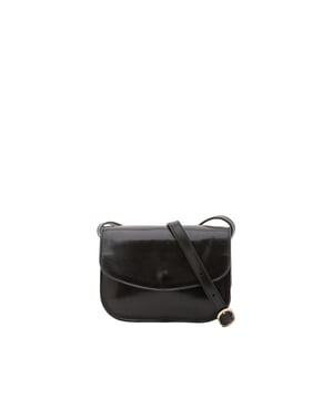 Bolso bandolera para mujer. El cierre es con imán. Los bolsillos internos son uno con cremallera. Los bolsillos externos son uno en la espalda con cremallera. La bandolera es ajustable en piel. Falta el mango. Hay tres compartimentos internos. El material exterior es auténtica piel de vacuno. Internamente está forrado en algodón. Medidas: 22x16x9,5 cm. Hecho en Italia