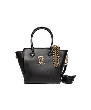 Bolso Juicy Couture: Elegancia con un toque moderno

Elegante y moderno, este bolso está confeccionado en piel ecológica de alta calidad. Su diseño minimalista presenta asas rígidas y el característico logotipo Juicy Couture en metal rosa. El cierre de cremallera garantiza la seguridad de tus pertenencias, mientras que el interior forrado ofrece compartimentos que te ayudarán a organizar tus objetos esenciales. La bandolera de cadena extraíble te permite llevarlo en la mano o colgado del hombro. Perfecto para completar tus conjuntos de diario.

Dimensiones: 24,5 x 15,5 x 25 cm