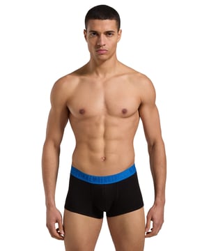 Erleben Sie ultimativen Komfort mit diesem exklusiven Dreier-Pack Herren-Boxershorts. Der reguläre Schnitt dieser Unterwäsche garantiert eine ideale Passform und sorgt dafür, dass Sie sich den ganzen Tag lang wohlfühlen. Das Geheimnis liegt in dem hochwertigen Stretchmaterial, das nicht nur weich auf der Haut liegt, sondern auch optimale Bewegungsfreiheit bietet.  Der elastische Bund ist nicht nur funktional, sondern auch stilvoll in Kontrastfarben gehalten und rundum mit dem gewebten Label-Schriftzug verziert. Dieses subtile Detail verleiht dem Design einen Hauch von Raffinesse und zeigt, dass Sie Wert auf Qualität und Stil legen.  Erhältlich im praktischen Dreierpack mit verschiedenen Farben, ist diese Unterwäsche mehr als nur ein alltägliches Essential; sie ist Ausdruck Ihres individuellen Stils und Ihrer Persönlichkeit.