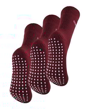 Wenn der Winter Einzug hält, müssen Sie versuchen, sich so warm wie möglich zu halten und die lästigen Heizkosten zu sparen. Diese THMO Slipper Socken, die im 3er-Pack erhältlich sind, sind das ideale Paket, um Wärme und Komfort zu Hause zu maximieren. Die THMO Thermo-Pantoffelsocken wurden aus einem dicken Acrylgarn mit extremen Wärmeeigenschaften hergestellt. Sie sind auf der Innenseite doppelt gebürstet, um die Wärme zu maximieren, indem sie die warme Luft einschließen und sie nahe an den Füßen halten. Durch diese Bürstung wird die Innenseite der Socke auch weicher, was sie zu einer guten Wahl für die Entspannung im Haus macht. Diese Thermosocken fühlen sich auch nahtlos an und haben eine saubere, handgekettelte Fußspitze. Der gerippte Bund am oberen Ende der Socke wurde so gestaltet, dass er sich den natürlichen Konturen Ihrer Beine anpasst. Dieses breite, weiche Oberteil bietet den ganzen Tag über Komfort und verringert die Gefahr, dass sich unangenehme Einschnürungen an Ihren Beinen bilden. Der Fuß der Socke ist mit einem Anti-Rutsch-Griff ausgestattet, um ein Ausrutschen auf harten Holzböden oder Küchenfliesen zu verhindern. Es handelt sich um ein einfaches, aber effektives Punktdesign am Fuß der Socke. Dies ist sehr praktisch, wenn Sie unsere Thermosocken zum Faulenzen im Haus verwenden. Sie werden im 3er-Pack geliefert, was nicht nur ein hervorragendes Preis-Leistungs-Verhältnis bietet, sondern auch bedeutet, dass Sie warme Socken für die kälteren Monate haben werden. Das THMO-Abzeichen ist auch auf die Seite der Socke übertragen Diese THMO Thermo-Pantoffelsocken sind in 3 Farben erhältlich: Schwarz, Lila und Deep Fuchsia, mit weißen gepunkteten Grippern. Sie sind in einer Einheitsgröße Damen 4-8 UK erhältlich. Sie bestehen aus 93% Acryl, 6% Polyamid und 1% Elasthan. Sie sind auch sicher in der Maschine waschbar.
