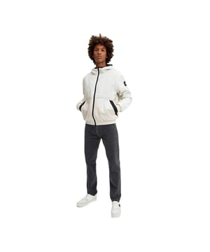 Calvin Klein Damen Windbreaker mit ecru Akzenten Weiß Polyester. Authentisches Kleidungsstück der Marke Calvin Klein - Streetwear/Sportswear Design von Calvin Klein - Calvin Klein für Frauen, perfekt für den Alltag - Der weiße Calvin Klein Windbreaker lässt sich ideal mit dem Rest Ihrer Garderobe kombinieren - bequemer Polyester - klassisch - ecru Akzenten -