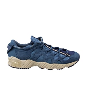 De GEL-Mai™ schoenen, voor het eerst gelanceerd in de jaren 90, gaan verder dan sportkleding en geven elke outfit een opvallende stijl. Hun unieke asymmetrische oogjes, die niet alleen bij de voorvoet maar ook bij de enkel worden aangetrokken, definiëren de gelikte sportschoenen en zorgen voor de perfecte pasvorm en extra stabiliteit. Afgerond met onze fuzeGEL demping zijn deze een must voor je casual looks.