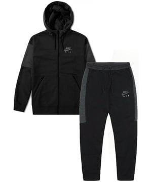 Nike Air trainingspakset van volledig fleece voor heren. 3-delige capuchon met hoge nekpanelen voor warmte en bedekking. Verlaagde schoudernaden bieden een ontspannen pasvorm. Nike Air gedrukt op het capuchonscherm. Hoodie met contrastkleurige panelen. Een 'lucht'-embleem op de motorkap. Nike Air Jogger met manchetten, elastische taille met verstelbare trekkoorden. Nike Air handtekening en Swoosh-branding. Joggers bevat twee zijzakken en één op de rug. Zachte fleece voering.
