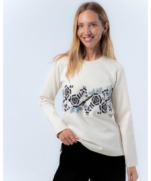 La camiseta de flores bordadas Nora alegrará tus looks de otoño-invierno. Con sus flores bordadas en colores vivos, la camiseta Nora transmite vivacidad y elegancia, llévala en tu día a día y siente la energía.
  
  
  
  Camiseta con cuello redondo.
  
  Manga larga.
  
  Bordado a máquina y a mano en delantero.