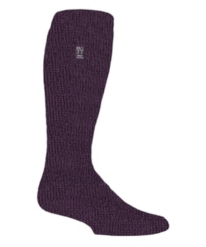 Du bist draußen und arbeitest hart im Garten. Und wir wissen, dass du deine Arbeit erledigen möchtest, ohne den Komfort aufzugeben. Deshalb haben wir diese Heat Holders Garten-Socken entwickelt. Wenn du deine Füße warm halten möchtest, während du im Garten arbeitest, bist du hier genau richtig! Unser speziell entwickeltes Heat Holders Thermogarn bietet eine hochleistungsfähige Isolierung gegen Kälte und überlegene Feuchtigkeitsregulierung. Die Heat Holders Schleifen sorgen für innovative Stricktechnologie mit extra langem, geschleiftem Polster, um mehr warme Luft zu halten und die TOG-Bewertung zu erhöhen. Die TOG-Bewertung der Heat Holders wurde wissenschaftlich getestet und ist 7-mal wärmer als eine einfache Baumwollsocke, mit einer TOG-Bewertung von 2,34. Der Heat Holders-Bürstprozess maximiert die Menge an warmer Luft, die in jeder Socke gehalten wird, für totale Wärme und ganztägigen Komfort. Diese Socken sind für den Außenbereich gemacht und sorgen dafür, dass du beim Arbeiten im Garten in den kälteren Monaten komfortabel bleibst. Die extra lange Länge trägt ebenfalls zur Wärme bei und kann sogar mit Gummistiefeln getragen werden. Diese Socken sind in 2 Erwachsenengrößen erhältlich: Herren: 6-11 UK (39-45 EUR, 7-12 US) und Damen 4-8 UK (37-42 EUR, 5-9 US), erhältlich in 2 Farben: Tannengrün & Pflaume. Sie bestehen aus: 89% Acryl, 10% Polyamid, 1% Elastan und sind maschinenwaschbar.