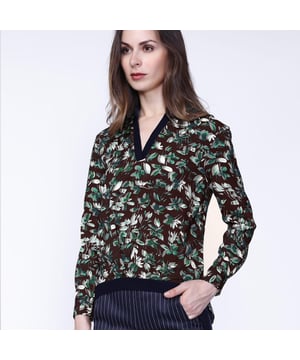 Een eenvoudig en stijlvol stuk, deze blouse bekrachtigt je garderobe met zijn bloemenprint met herfsttinten. Verfraaid met lint op de voorste zoom en satijn op halslijn. Een informele stijl die wordt geassocieerd met rechte broek of leggins.
 
 Productdetails :
 Rechte vorm
 Lengte: 69 cm
 Lange mouwen
 V-hals
 Geen bevestiging