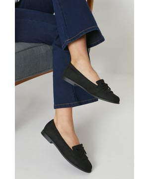Faux leather loafers with a wide fit for added comfort
Stylish tassel detailing adorns the vamp
Moccasin-inspired stitching adds a touch of flair
Flat heel offers all-day wearability
Versatile design suitable for day-to-night occasions

Effortlessly transition from desk to dinner with these chic wide fit loafers from Dorothy Perkins. The faux leather construction exudes a polished look, while the tassel embellishments and moccasin-inspired stitching lend a touch of playfulness. Pair them with tailored trousers for a sophisticated workwear ensemble, or team them with a flowy dress for a casual yet refined weekend brunch look. With their flat heel, these versatile loafers offer all-day comfort, making them an ideal choice for any occasion.