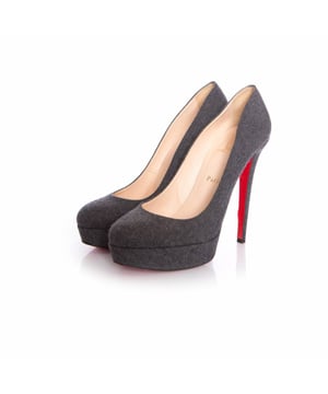 VINTAGE, UVP WIE NEU  
Christian Louboutin, graue 'bianca 140' Wollen Plateau-Pumps in Größe 40. Dieser Artikel ist in einwandfreiem Zustand.  
• ZUSTAND: einwandfreier Zustand  

• GRÖSSE: 40  

• INNENLÄNGE: 26 cm  

• FERSENHÖHE: 14 cm PLATTFORM: 3 cm  

• MATERIAL: Wolle  

• FARBE: grau
