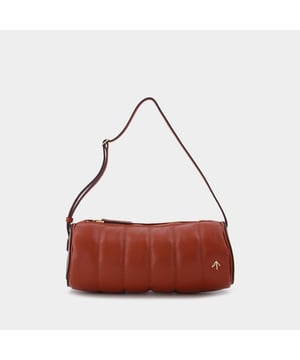 Manu AtelierEl Cylinder acolchado retoma las líneas elegantes y atrevidas del bolso Cylinder, un imprescindible de las colecciones. Confeccionado en piel roja, podrás combinarlo tanto con looks elegantes como rockeros. Altura del asa: 22 -32 cm. Bandolera con cadena. Material: piel de ternero lisa. Forro: tela de ante. Colores: Rojo - Redbole. Cierre: cremallera superior. Distribución interior: un bolsillo con cremallera. Width: 11. Height: 11. Length: 25.