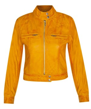 Mejora tu estilo con nuestra chaqueta de motociclista de cuero para mujer, una pieza atemporal que rezuma vanguardia y sofisticación. Esta chaqueta, confeccionada con un cuero increíblemente suave, ofrece una sensación de lujo y un aspecto resistente que es perfecto para cualquier ocasión. Ya sea que estés en la carretera o simplemente paseando por la ciudad, esta chaqueta de motociclista de cuero es la opción perfecta para hacer una declaración de moda audaz. Su combinación de elementos de diseño clásico y comodidad moderna la convierte en una incorporación imprescindible para cualquier guardarropa. Cuello alto con cierre de dos botones para una estética clásica de motociclista. Dos bolsillos en el pecho añaden funcionalidad y estilo a la chaqueta. Los accesorios plateados brindan un elegante contraste con el cuero. El forro interior de satén garantiza comodidad y un ajuste suave. El cuero suave no solo se ve genial, sino que también se siente excepcionalmente cómodo contra la piel.