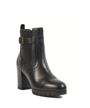 Die NALA Stiefeletten sind mit goldenen Schnallen verziert und verfügen über einen Innenreißverschluss und elastische Einsätze für einfaches An- und Ausziehen. Sie wurden aus schwarzem Glattleder gefertigt und verfügen über eine Plateausohle und einen 85 mm hohen Blockabsatz, der Höhe und Stabilität bietet.