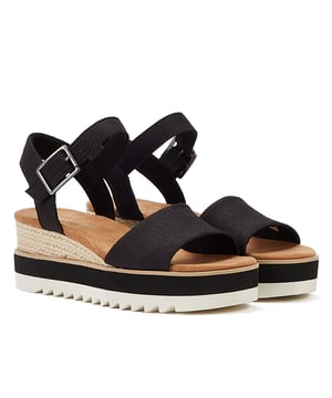 Erhöhen Sie Ihren Stil mit unserer trendigen halbhohen Keilsandale. Diese Sandalen sind aus einer perfekten Mischung aus Textil und Leder gefertigt und strahlen Eleganz aus. Der Knöchelriemen mit verstellbarer Schnalle sorgt für eine sichere und individuelle Passform. Die OrthoLite Eco X40 Hybrid-Einlegesohle mit hoher Rückfederung bietet überragenden Komfort. Sie besteht zu 32 % aus ökologischem Material, darunter 15 % Schaumstoffabfälle, 5 % recycelte Materialien und 12 % Bio-Öle. Die leichte Zwischensohle, die mit einem Seil-Detail umhüllt ist, verleiht dem Schuh einen Hauch von Raffinesse. Die EVA-Laufsohle mit dem Sägezahnmuster bietet hervorragende Traktion und Haltbarkeit. Die Keilhöhe beträgt ca. 1 Zoll und bietet die perfekte Balance zwischen Stil und Komfort. Gehen Sie stilvoll aus und genießen Sie die bemerkenswerten Eigenschaften dieser vielseitigen Sandalen.
