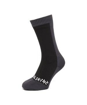 Una calceta versátil, con excepcional regulación de temperatura, el calcetín medio impermeable para clima frío Sealskinz es completamente impermeable con un forro de lana merino que absorbe la humedad y añade comodidad. Un ajuste con elasticidad en cuatro direcciones y costuras planas en los dedos previenen el roce y aseguran movilidad total, cuidando de tus pies en cualquier terreno. - Calcetines completamente impermeables de Sealskinz - Impermeables - construcción de tres capas, que añade calidez y durabilidad - Forro de lana merino - controla la humedad y proporciona aislamiento - Elasticidad zonal - ajuste con elasticidad en cuatro direcciones - para 100% de movilidad - Costuras planas en los dedos - previene el roce - Amortiguación en la plantilla - absorbe impactos y reduce la presión - Actividades recomendadas - carreras por senderos / senderismo