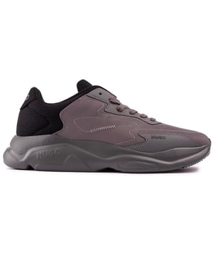 Estas zapatillas grises Leon Runn son unas zapatillas HUGO con cordones y estilo atlético con una parte superior mixta de primera calidad. con superposiciones llamativas. Detalles de costuras decorativas y marcas famosas. La zapatilla de estilo running contemporáneo tiene un grosor. suela elegante. una plantilla acolchada y un cuello acolchado para mayor comodidad. No importa si quieres hacer una declaración de moda de diseñador o hacer ejercicio en el gimnasio con estilo. Estos son tus corredores preferidos.