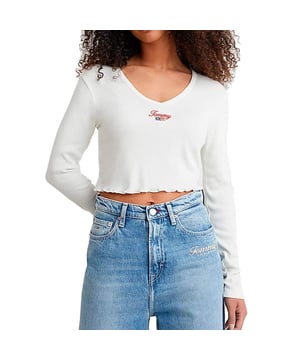 T-Shirt Tommy Jeans Signature klassisches Logo Femme Weiß Synthetik. Authentisches Kleidungsstück der Marke Tommy Jeans - Streetwear/Sportswear Design von Tommy Jeans - Tommy Jeans für Damen, modisch und perfekt für den Alltag - Das weiße T-Shirt von Tommy Jeans lässt sich hervorragend mit dem Rest Ihrer Garderobe kombinieren - Bequemer Synthetikstoff - klassisch - Signature klassisches Logo -