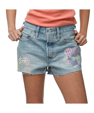 Dames Levis 501 Original Shorts in lichtblauw.- 5-pocket constructie. - Gulp met rits en knoopsluiting.- Gemerkte leren patch achteraan in de taille.- Gemerkte tab achteraan. - Hoog uitgesneden zoom.- Recht door de heup en dij.- Ontworpen met een vintage geïnspireerde pasvorm.- 100% katoen.- Ref: 563270354