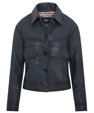 Deze Infinity Women's Harrington Biker Leather Jacket is een stijlvolle en veelzijdige toevoeging aan je garderobe. Gemaakt van hoogwaardig leer, biedt het een klassiek Harrington-silhouet met een vleugje biker-edge. Belangrijkste kenmerken: Zacht leer: zorgt voor comfort en duurzaamheid. Harrington-stijl: heeft een kraag, knoopsluiting en schuine zakken. Biker Edge: de licht cropped pasvorm en subtiele details geven het een moderne twist. Veelzijdig: kan formeel of informeel worden gekleed voor verschillende gelegenheden. Stijlvol en tijdloos: het klassieke ontwerp en hoogwaardige leer maken het een tijdloos investeringsstuk. Zakken: heeft 2 klepzakken aan de voorkant en 2 schuine zijzakken met drukknoopsluitingen en 1 binnenzak. Deze jas is perfect voor degenen die een stijlvolle en functionele leren jas willen die het hele jaar door gedragen kan worden.