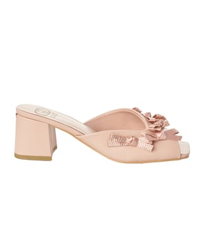 De Liu Jo sandalen met blokhak combineren verfijnd design met vrouwelijke details en functionaliteit. Dankzij hun verfijnde stijl zijn ze ideaal om elke look op te waarderen, zowel casual als elegant.

 Kenmerken:
 - Damessandalen met een brede hak die de hele dag stabiliteit en comfort biedt.
 -Decoratieve details: strikjes en glanzende applicaties die het unieke ontwerp versterken.
 - Sandalen met hak en een gewatteerde binnenzool die comfort garandeert bij elke stap.
 - Metallic logodetail op de achterkant van de hiel.
 - Hoogwaardig materiaal: gladde en duurzame afwerking.
 - Sandalen met hak en veelzijdig ontwerp, perfect voor formele evenementen of meer ontspannen combinaties.
 - Hakhoogte: 6 cm

 Deze Liu Jo sandalen met hak zijn de ideale keuze voor wie op zoek is naar comfort zonder stijl op te offeren, met opvallende details die een vleugje verfijning toevoegen aan elke outfit.
 Samenstelling: Buitenkant: Leer, Textiel; Binnenkant: Polyurethaan; Binnenzool: Leer; Zool: Leer
 Onderhoud:
- Reinigen met een vochtige doek.
 - Vermijd overmatig nat worden.
 - Koel en droog bewaren.