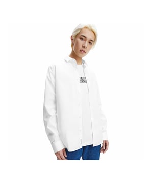 Color: Blanco Brillante YAF Especificaciones: Camisa de manga larga con cuello italiano, confeccionada en popelín de algodón elástico. Cierre clásico con botones, logo bordado tono sobre tono en el pecho y bajo con bajo redondeado. Prenda básica que no puede faltar en tu armario. Corte ajustado