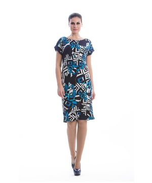 Vestido CONQUISTA en tejido con estampado abstracto: viscosa-elastán. Sin mangas y con los hombros ligeramente caídos. Tejido azul liso en los puños que contrasta con el estampado. Escote redondo. Cremallera metálica a la vista en la espalda. Silueta recta que puede llevarse con cinturón. Forro de poliéster que se ciñe al cuerpo y crea un ajuste perfecto. Largo hasta la rodilla. La modelo mide 1,77 m y lleva la talla 36/S.92%viscosa-8%elastán