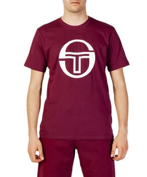 Merk: Sergio Tacchini   Geslacht: Heren   Type: T-shirts   Kleur: Bordeaux   Patroon: Print   Halslijn: Ronde Hals   Mouwen: Korte Mouwen   Sluiting: Slip On   Seizoen: Lente/zomer  -100% katoen •