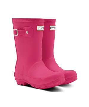 A mini version of the iconic Original Tall Boot, the Original Little Kids Wellington is a dream for tiny feet. This boot is handcrafted from natural rubber. Designed for adventures, our specialised kids wellies are highly resistant to wear and abrasion with a polyester lining for comfort. Reflective patches and the Hunter Original tread offer added safety so you can be confident letting them take on the elements whatever the weather.

We recommend that all Hunter boots be worn with socks to protect the wearer's skin from contact with rubber.

 

Waterproof
Handcrafted
Polyester lining
Rubber outsole with Hunter Original tread pattern
Crafted from natural vulcanised rubber with matte finish