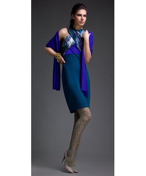 Este vestido azul petróleo sin mangas está confeccionado con tejido estampado en la parte superior y tejido Punto di Roma de color liso en la parte inferior. Tiene la parte superior cruzada y debe llevarse con un top debajo, ya que, de lo contrario, es bastante revelador en el pecho.