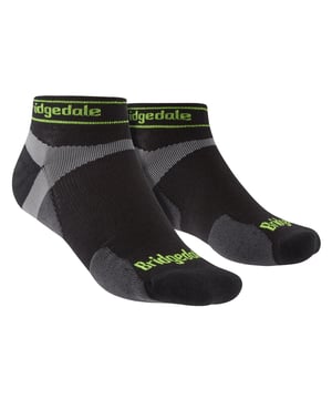 Bridgedale - Men's Merino Wool Lightweight Sport Trainer SocksPara corredores serios a los que les gusta explorar los senderos del mundo a un ritmo más rápido. Los calcetines Trail Run Ultralight Merino Low Cut Sport Sock tienen una micro amortiguación específica T2 combinada con una ventilación extra para conseguir el equilibrio perfecto entre protección y comodidad en los terrenos más duros. El ajuste Sport Fit proporciona una compresión de apoyo para la estabilidad y el equilibrio alrededor del tobillo y la parte media del pie, y el puño Zero Debris proporciona un ajuste ceñido para evitar la entrada de suciedad, lo que significa que el calcetín no se deslizará hacia abajo ni se amontonará en el calzado. La puntera natural es ancha y sin restricciones, lo que permite que los dedos se abran al correr, y la costura reforzada evita roturas y reventones al descender. Construidos sobre una estructura de LYCRA® y fijados mediante nuestro proceso ThermoFit, el calcetín recupera su forma y tamaño originales después de cada lavado. La tecnología Merino Sport Fusion proporciona un acolchado resistente, absorción de la humedad, control del olor y una durabilidad excepcional en los senderos. Las fibras de lana Merino también los hacen extra suaves y cómodos. Estos calcetines están hechos de 64% de nylon / poliamida, 33% de lana Merino, 3% de Lycra® / elastano y vienen en 4 colores diferentes: Negro, Azul, Rojo y Gunmetal. Están disponibles en 3 tallas: Medium (6-8.5 UK), Large (9-11.5 UK), X-Large (12+ UK) y son lavables a máquina.Extra Product DetailsBridgedale Men's Sport SocksMerino Wool FibresOverfoot VentilationFlat Toe SeamsGreat For RunningLow Cut Trainer LengthMoisture Wicking4 Colour OptionsComfy Toe GuardAdvanced Padding SystemNatural Toe SpreadAntiShock Cushioning3 Sizes AvailableMachine Washable