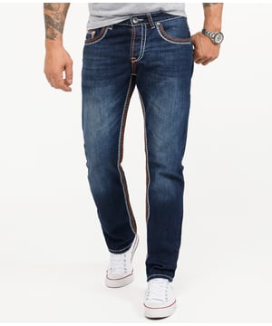 Rock Creek präsentiert hochwertige und trendige Herren Jeans in vielen Designs, Farben und Waschungen. Aufgrund ihres Tragekomforts und der lässigen Passform sind vor allem unsere Modelle im Straight Fit sehr beliebt. Diese Herren Jeans begeistern mit ihrem lockeren Sitz, der jede Menge Bewegungsfreiheit zulässt. Das Modell RC-2167 überzeugt durch, einen Stonewashed Look und weißen dicken Nahten. Praktische Features wie der bewährte 5-Pocket-Schnitt und ein verdeckter Button-Fly machen das Design perfekt.