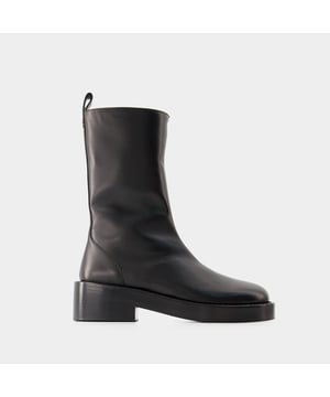 Presentamos las botas con cremallera de Courreges, donde el diseño atemporal se une a la sofisticación vanguardista. Estas botas combinan a la perfección una estética clásica con un toque moderno, con un atrevido detalle de cremallera que añade un toque único. Para elevar tu look con estas botas, considéralas el punto focal de un conjunto chic y atrevido. Combínalas con una minifalda de cuero, un jersey entallado de cuello alto y un cinturón statement para conseguir un look elegante y atrevido, perfecto para una velada o un evento a la última. Courreges Zipped Boots representan el compromiso de brand con la calidad y la moda, ofreciéndote una opción de calzado distintiva y contemporánea que combina sin esfuerzo el encanto clásico con un estilo a la última. Sal con confianza, mostrando tu sensibilidad única por la moda y la elegancia moderna de los botines. Colores: Negro. Material principal: piel de ternero lisa. Material de la suela: cuero. Material del forro: cuero. Cierre: fácil de poner. Forma de la punta: redonda. Ajuste: fiel a la talla - Tallaje: europeo.
