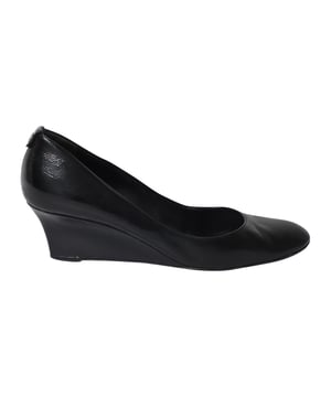 VINTAGE, RRP AS NEW
These black wedge from Gucci are simple but a must-have. Crafted using leather, and balanced on wedge heels, the round-toe pumps are complete with the logo on the rear. They are high in both style and comfort.

Gucci Interlocking G Wedge Court Heels in Black Leather
Color:   black
Size: EU38.5
Material:   Leather | Patent leather
Condition: good
Sign of wear: scuffed heels, creases on the body
SKU: 180890