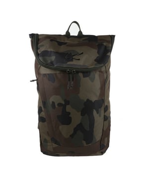 
100% Polyester. Lengte: 50cm. Breedte: 30cm. Hoogte: 15cm. Stoftechnologie: Slijtvast. Bevestiging: Magnetisch, Ritssluiting. Verstelbare schouderriem, geschikt voor een A4-map, handgreep, sleutelclip, gewatteerd rugpaneel, reflecterend detail, ritstrekkers.. Compartimenten: 1 Hoofdcompartiment. Zakken: 1 voorzak, rits, interne ritszak, opbergzakje. Duurzaamheid: Milieuvriendelijke, Duurzame Materialen. Capaciteit: 20L. Gemaakt van gerecycleerde materialen.