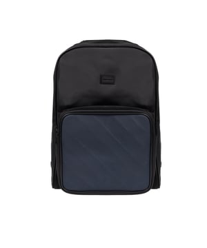Cómodo y práctico, la mochila de un solo compartimento es el compañero ideal tanto para expediciones urbanas como para los viajes diarios al trabajo o a la escuela.

Equipada con una cremallera sólida y fácil de deslizar, que garantiza un acceso rápido al compartimento principal sin preocupaciones de atascos o daños.

En el interior, un bolsillo con cremallera es un lugar seguro para guardar objetos valiosos como billeteras o teléfonos, protegiéndolos contra pérdidas.

Las correas ajustables permiten un ajuste perfecto de la mochila a la altura y la figura del usuario, lo que aumenta la comodidad de uso incluso durante viajes más largos.

En el frente, un bolsillo adicional con cremallera es extremadamente práctico, permitiendo un fácil acceso a los objetos más utilizados, como llaves o pasajes de transporte público.

En el frente, un detalle de la marca no solo añade estilo, sino que también es un símbolo de calidad y durabilidad, lo que hace que la mochila se destaque entre las demás.

Hecha de tela de alta calidad, la mochila es resistente a desgastes y daños, asegurando un uso prolongado y durabilidad ante los desafíos diarios.

Dimensiones: 26 x 39 x 12 cm