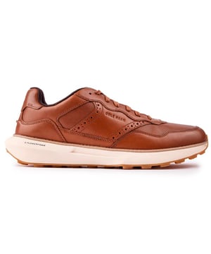 Descubra las nuevas zapatillas GrandPrø Ashland de Cole Haan, donde la ingeniería de precisión dentro de los detalles hechos a mano crea el equilibrio perfecto entre el estilo clásico de correr y el diseño brogue con la innovación de Cole Haan. Luce bien y siéntete bien con este versátil. De inspiración deportiva retro. Una zapatilla elegante para todo el día se combina con un zapato de vestir.