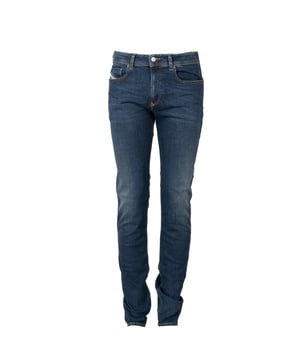 Skinny Fit es un corte de moda que realza perfectamente la silueta, adaptándose a las formas del cuerpo como una segunda piel, lo que hace que estos jeans sean imprescindibles en cualquier armario.
Low Waist es una opción elegante para aquellos que prefieren jeans con una cintura baja, que le dan al look un toque de despreocupación.
Skinny leg es la elección para los amantes de los pantalones a la moda y ajustados, que lucen genial tanto en conjuntos casuales como más elegantes.
El elegante botón grabado y la cremallera confiable son detalles que añaden carácter a los pantalones y garantizan un cierre fácil y rápido.
La funcionalidad y el espacio para pequeños objetos están garantizados por los tres bolsillos delanteros y los dos bolsillos traseros, que son igual de prácticos que estilosos.
En el bolsillo delantero se encuentra la etiqueta de la marca, que es un discreto pero claro signo de calidad y pertenencia a una marca de renombre.
El hilo claro utilizado para las costuras aporta nitidez a los jeans y resalta su carácter único, al tiempo que garantiza la durabilidad de todas las costuras.
La tela de alta calidad de la que están hechos los jeans no solo asegura una apariencia excelente, sino también comodidad al usarlos y resistencia al uso diario.