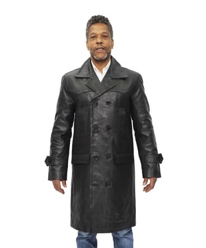 Creado por los holandeses y popularizado por la marina británica, el peacoat es una chaqueta clásica y versátil que ahora se ha convertido en un pilar de la moda masculina moderna. Elaborada con nuestro cuero de vaca genuino, esta chaqueta tiene una calidad duradera que hizo que sus predecesoras fueran una opción atractiva para los marineros en la década de 1900. Esta pieza cruzada presenta un cierre de cuatro botones y solapas anchas con muescas que agregan una calidad audaz y contribuyen a la estética llamativa de este abrigo. La cintura y los puños abrochados con botones se suman a la comodidad al aumentar la capacidad de ajuste, con una practicidad adicional proporcionada por calentadores de manos en la cintura y bolsillos en ángulo a mitad de la chaqueta. • Elaborado con cuero de vaca genuino • Se pueden encontrar dos calentadores de manos y cuatro bolsillos en total en el interior y el exterior • Cruzado con solapas anchas con muescas como es típico de los peacoats • Presenta cierres de botones en la cintura y los puños