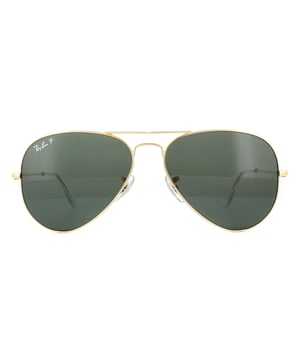 Las gafas de sol Ray-Ban Aviador 3025 001/58 Polarizadas en oro fueron diseñadas originalmente en 1936 para pilotos militares de EE. UU. y desde entonces se han convertido en uno de los modelos de gafas de sol más icónicos del mundo. El diseño atemporal se caracteriza por el delgado marco de alambre de metal, grandes lentes en forma de lágrima y finas patas de metal que cuentan con puntas de silicona y almohadillas nasales para un ajuste personalizado y cómodo. Este modelo clásico está disponible en varias tallas y una variedad de combinaciones de colores.
