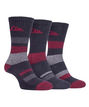 Als je op zoek bent naar een lichtgewicht, comfortabele laarzensok die geschikt is voor de zomer, dan zijn deze 3-pack Storm Bloc-bootsokken een geweldig item. overwegen. Ze zijn gemaakt van een natuurlijk katoen dat zorgt voor extra comfort. Ook zijn deze sokken licht van gewicht zodat je flexibiliteit in je voeten hebt, maar deze sokken zijn zo ontworpen dat je je toch gesteund voelt. Door de geribbelde pijpen zitten deze sokken goed vast en bieden ze extra ondersteuning. Met de gedempte badstof voet kun je trekken op terreinen die normaal gesproken oncomfortabel zijn, wat extra bescherming biedt aan de hiel en de voet. Dit betekent ook minder kans op het ontwikkelen van blaren op de bovenkant van de voet, waardoor je wordt beschermd tegen de ergste nachtmerrie van een buitenganger. Deze laarssokken met het merk Storm Bloc zijn verkrijgbaar in 3 kleuren, waaronder rood, blauw en zwart. Ze zijn een maat 39-45 EU en zijn gemaakt van 76% katoen 22% polyester 2% elastaan. Ze worden geleverd in een verpakking van 3 paar en zijn machinewasbaar.