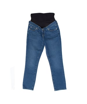 Estos jeans de maternidad están diseñados para brindar confort y funcionalidad durante todo el embarazo.  

Presentan un panel elástico suave que se ajusta perfectamente sobre el vientre, proporcionando soporte sin apretar. 

Incluyen un cierre de botón tradicional y una cintura ajustable interna, lo que permite un ajuste personalizado y mayor versatilidad a medida que el abdomen crece. 

Con el clásico diseño de cinco bolsillos y un corte recto a lo largo de las piernas, estos jeans combinan el estilo moderno de un pantalón vaquero con la comodidad necesaria durante la maternidad.
 Composición: Exterior: 88% Algodón, 10% Poliéster, 2% Elastano
 Cuidados:
- Lavar a máquina con agua fría.
- Utilizar colores similares en el lavado.
- Evitar el uso de blanqueadores.
- Secar a baja temperatura en secadora.
- Planchar a baja temperatura.
- No lavar en seco.